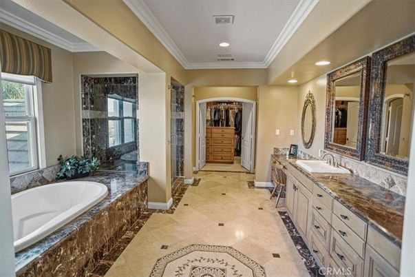 Bathroom, Dual Sink Vanities, Interior, Recessed Lighting