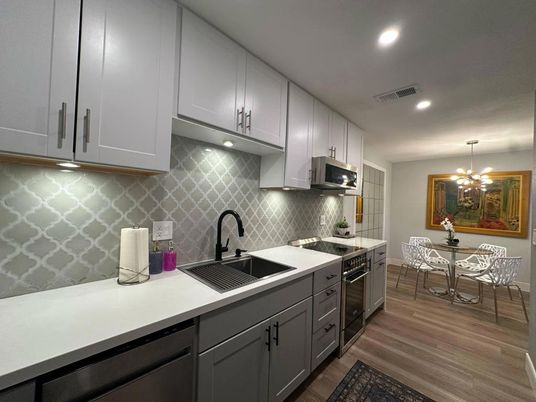 Chandelier, Dining room, Interior, Kitchen, Pendant Lights, Recessed Lighting, Wood Texture Flooring