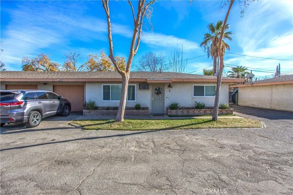 Attached, Exterior, Facade, Ranch
