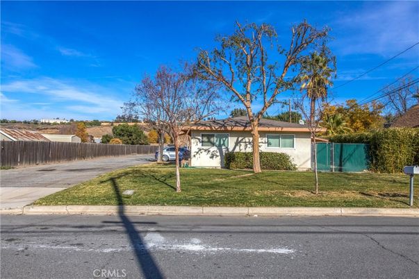 Exterior, Facade, Ranch