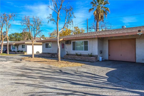 Attached, Exterior, Facade, Ranch