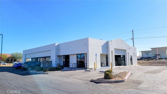 Exterior, Facade, Modern