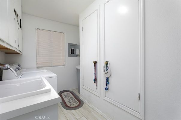 Interior, Washer, Wood Texture Flooring