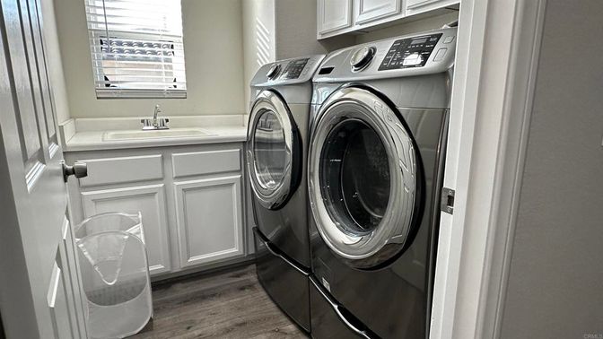 Interior, Washer, Wood Texture Flooring