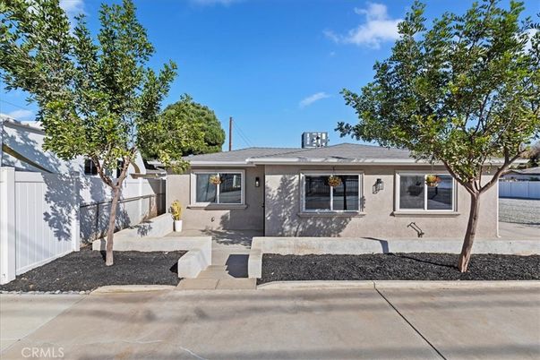 Exterior, Facade, Ranch