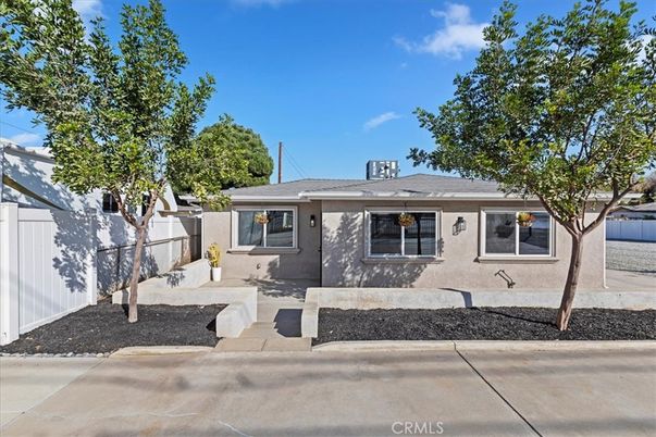 Exterior, Facade, Ranch