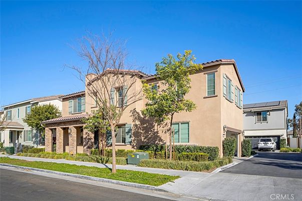 Attached, Exterior, Facade, Mediterranean