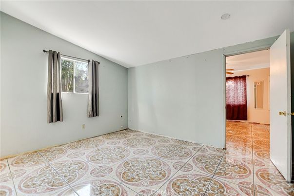 Empty room, Interior