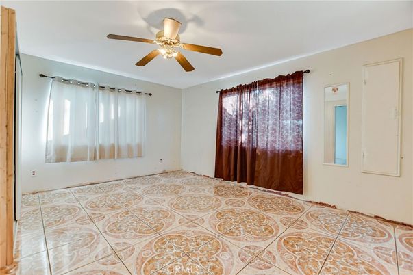 Empty room, Interior