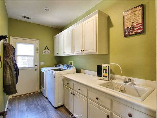 Interior, Recessed Lighting, Washer, Wood Texture Flooring