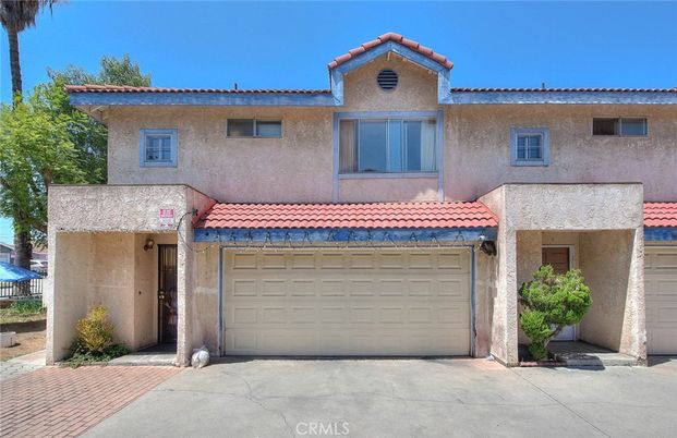 Attached, Exterior, Facade, Mediterranean