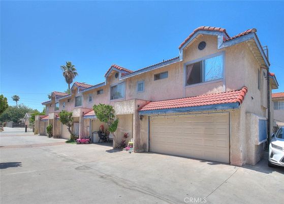 Attached, Exterior, Facade, Mediterranean
