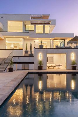 Exterior, Facade, Pool, Modern