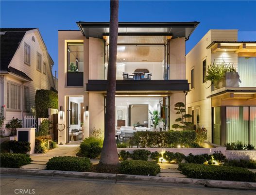 Exterior, Facade, Modern
