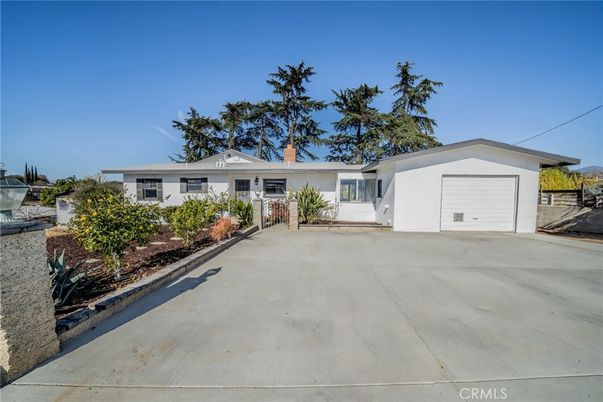 Attached, Exterior, Facade, Ranch