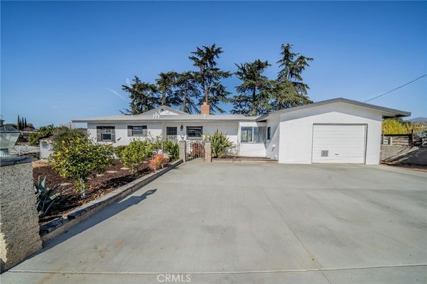 Attached, Exterior, Facade, Ranch