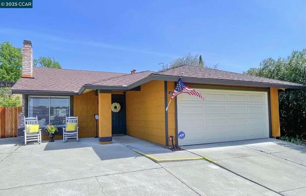 Attached, Exterior, Facade, Ranch