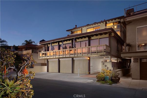 Exterior, Facade, Modern