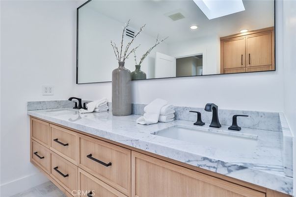 Bathroom, Dual Sink Vanities, Interior, Recessed Lighting