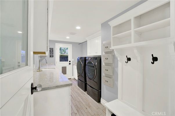 Interior, Recessed Lighting, Washer, Wood Texture Flooring