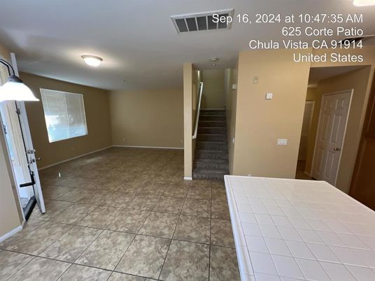 Empty room, Interior