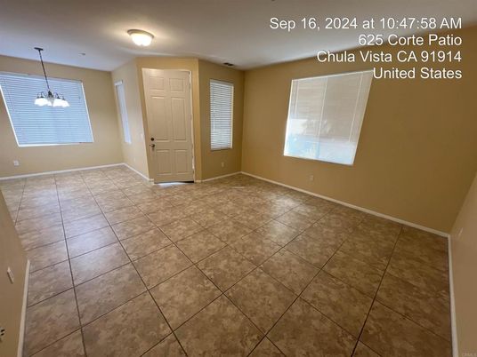 Empty room, Interior