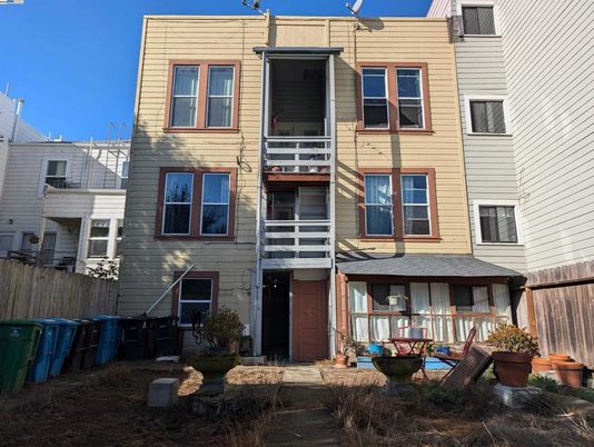 Exterior, Facade, Rowhouse