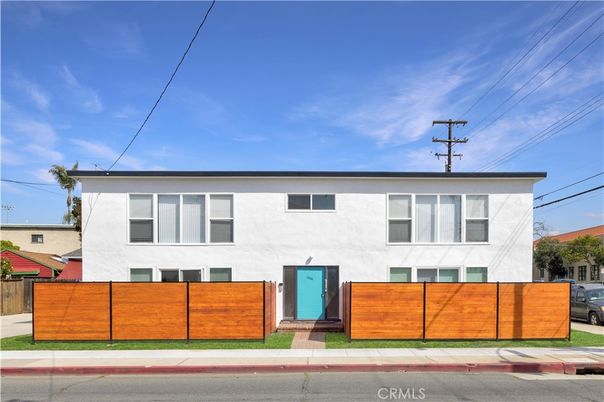 Exterior, Facade, Raised Ranch