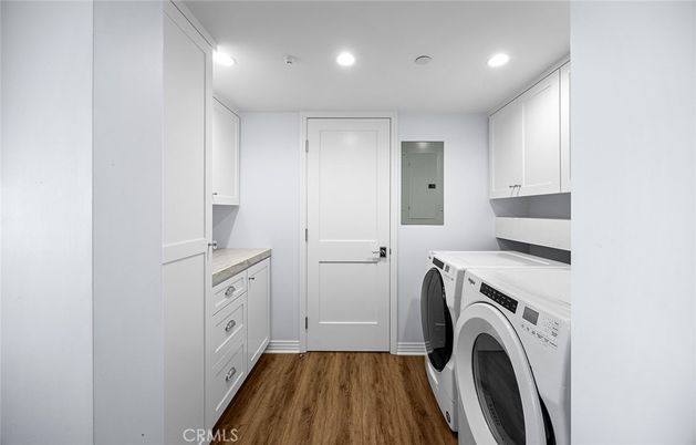 Interior, Recessed Lighting, Washer, Wood Texture Flooring