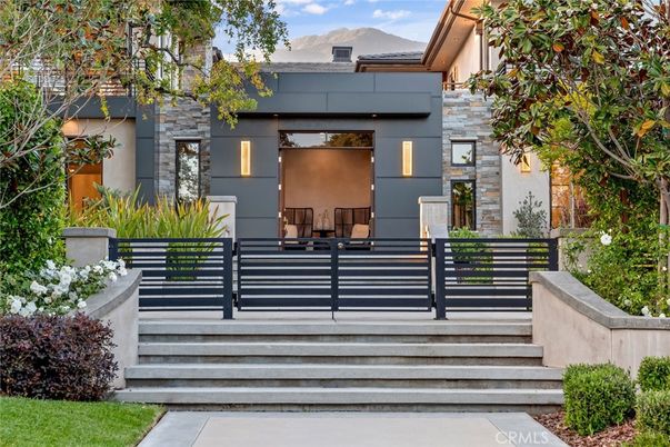 Exterior, Facade, Modern
