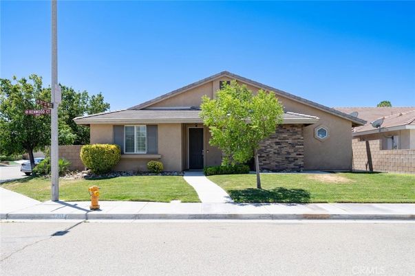 Exterior, Facade, Ranch