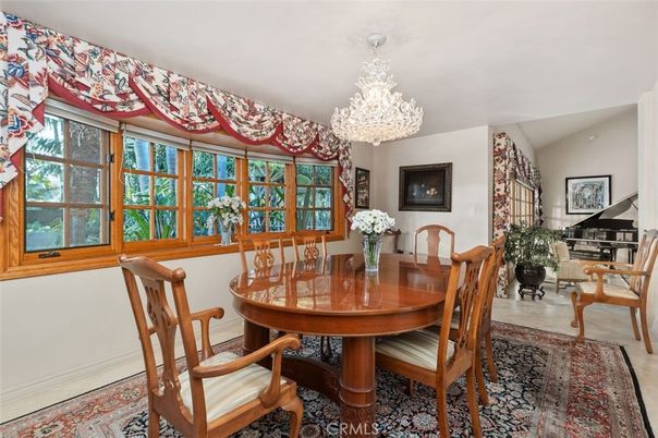 Chandelier, Dining room, Interior, Piano