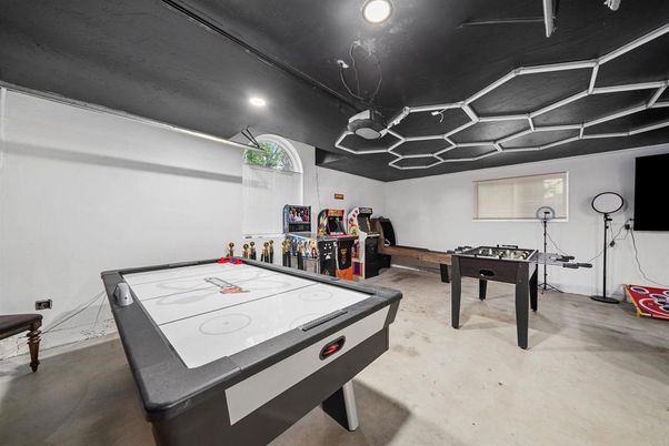 Game Room, Interior, Recessed Lighting