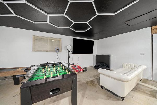 Game Room, Interior