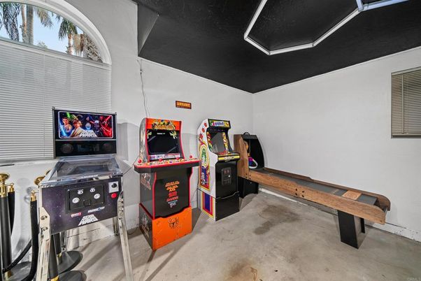 Game Room, Interior