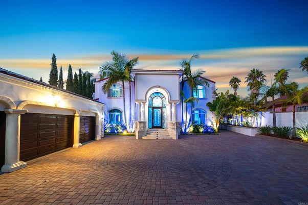 Attached, Exterior, Facade, Mediterranean