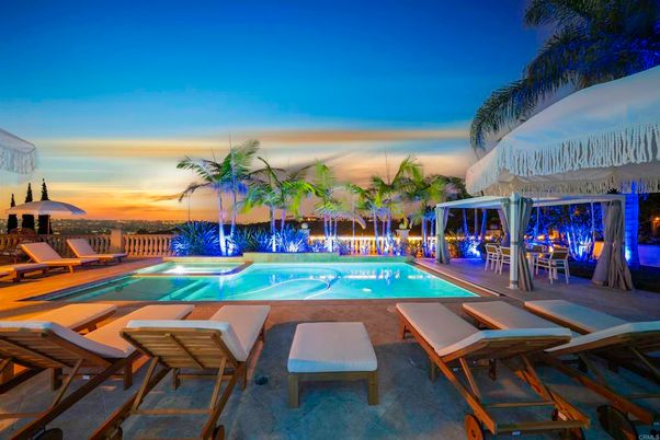 Exterior, Pool