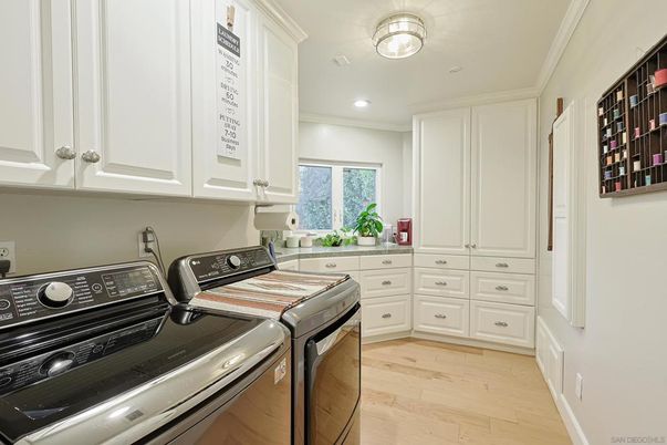 Interior, Recessed Lighting, Washer, Wood Texture Flooring