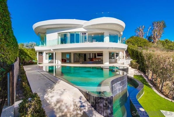 Backyard, Exterior, Facade, Pool, Modern