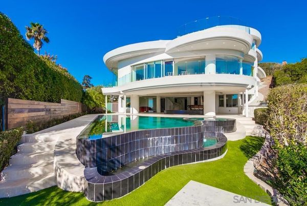 Backyard, Exterior, Facade, Pool, Modern