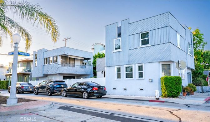 Exterior, Facade, Modern