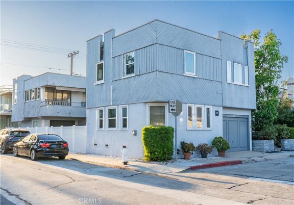 Attached, Exterior, Facade, Modern