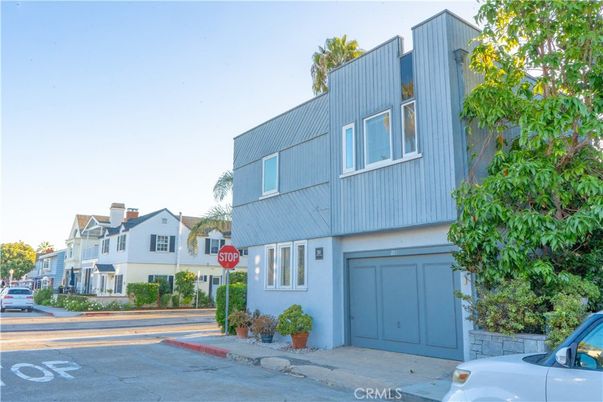 Attached, Exterior, Facade, Modern