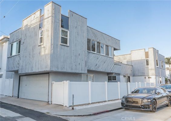 Attached, Exterior, Facade, Modern