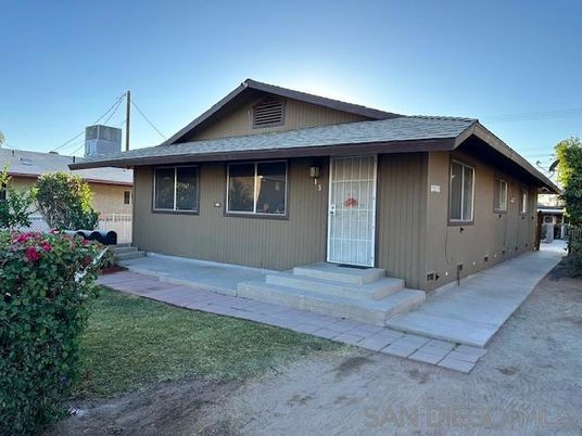 Exterior, Facade, Ranch
