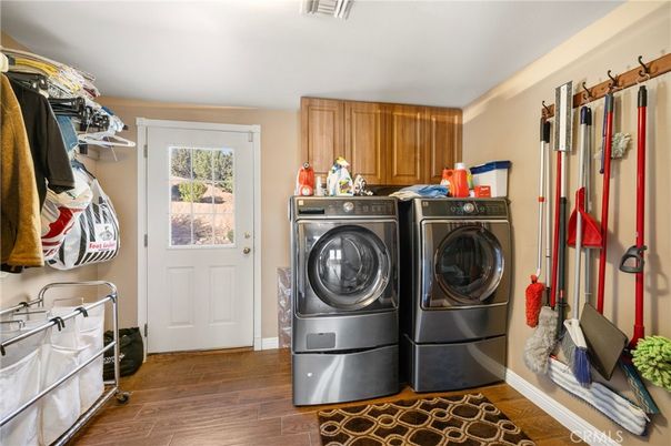 Interior, Washer, Wood Texture Flooring