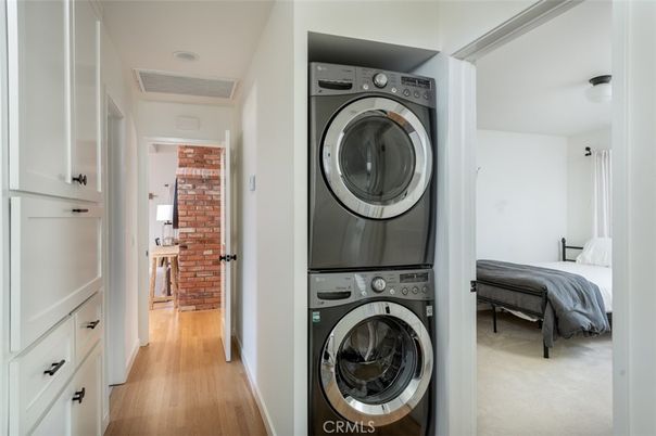 Bedroom, Interior, Utility Closets, Washer, Wood Texture Flooring