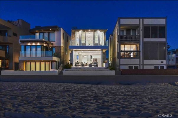 Exterior, Facade, Modern
