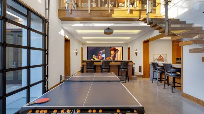 Game Room, Interior