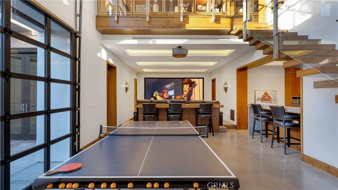 Game Room, Interior